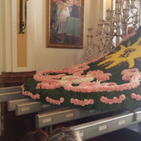 C's visita el manto de las Penas y se reúne con los hermanos mayores honorarios de la Sangre