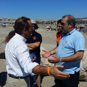 Cassá visita a los voluntarios que acuden a limpiar los fondos marinos del espigón de la Térmica