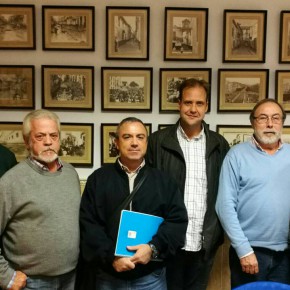 El grupo municipal visita la sede de la Peña Perchelera