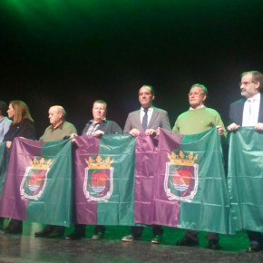 Cassá porta la bandera de Málaga en el acto de la Federación de Peñas