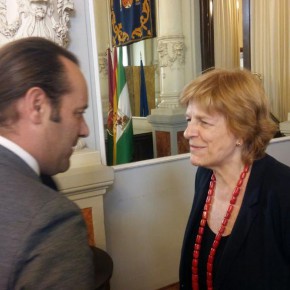 Cassá felicita a María Tena, ganadora del Premio Málaga de Novela