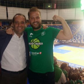 Cassá vive con la afición malagueña el triunfo del Unicaja en la final de la Eurocup