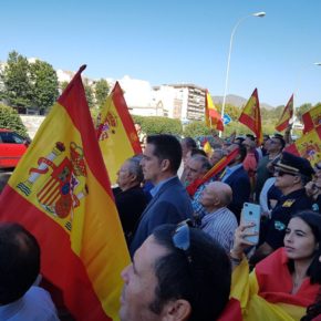 Carballo asiste a la concentración en apoyo a los agentes desplazados a Cataluña