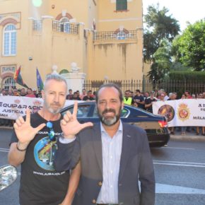 Cassá asiste a la concentración de Jusapol Málaga en apoyo a la equiparación salarial